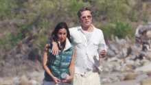 Zagrljeni na plaži: Brad Pitt i Ines de Ramon ne skrivaju svoju ljubav