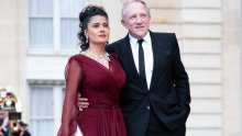 Zna kako se to radi: Salma Hayek laskavom haljinom istaknula liniju