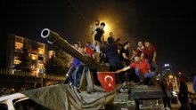Erdogan se vratio, njegovi pristaše zauzeli televiziju, razoružavaju pučiste