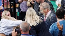 Žena zalila Nigela Faragea milkshakeom na početku izborne kampanje