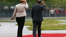 Pogledajte kako Merkelica gurka Hollandea na crvenom tepihu