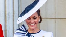 Rijetko emotivan trenutak: Kate Middleton nježno je mazila kćer na balkonu Palače