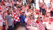 Navijačko ludilo zahvatilo i Leipzig; Hrvati zavladali tribinama, ima ih puno više od Talijana