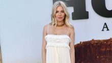 U kombinaciji s čizmama: Kraljica boho chica ima jednu od najljepših bijelih haljina