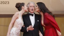 Michael Douglas dobio počasnu pozivnicu na festival u Deauvilleu, ondje je upoznao Zetu Jones