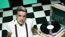 Stigao je novi spot Baby Lasagne u retro duhu: U njemu su mu zaručnica, brat i bend