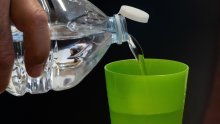 Od sada je obvezno: Plastične boce s ‘ne skidaj me’ čepovima