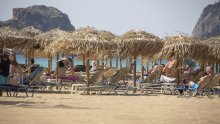 Ratovi ležaljkama: Grčka pokušava obuzdati kaos na plažama