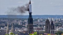 Gori toranj katedrale u francuskom Rouenu: Ljudi su evakuirani