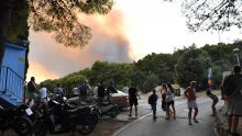 Požar kod Trogira pod kontrolom, spašeno naselje, vatrogasce čeka duga noć