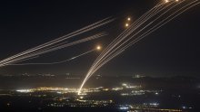 Hezbolah ispalio desetke raketa na Izrael, većinu presrela Željezna kupola