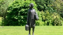 Kip Anne Frank u Amsterdamu oskvrnut propalestinskim natpisima