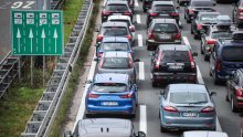 Udarni turistički vikend; velike gužve na cestama, vozilo u kvaru u tunelu Mala Kapela