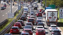 Kilometarske kolone na autocestama, vozi se usporeno i uz zastoje