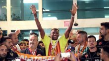 Istanbul gori od sinoć; pogledajte kako su Galatasarayevi navijači dočekali napadača!