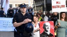 Opet gužva na Trgu: Molitelje čuvaju jake snage policije, SDP-ovke sa slikom Freda Matića