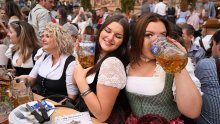 Planirate na Oktoberfest? Evo koliko košta litra piva, vode, pola pilića... jedno jelo čak 229 eura!