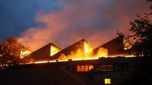 Požar tvornice Cetinka u Trilju lokaliziran. Gašenje će trajati cijelu noć