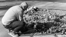 Nezapamćena tragedija: Novosađani pale svijeće za poginule na kolodvoru