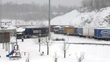Ne krećite na put! Svi parkinzi su puni kamiona