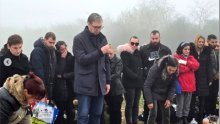 Vučić došao na sprovod žrtava novosadske tragedije, pa se na groblju slikao za Instagram