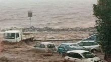 Dramatične snimke stižu sa Sicilije: Bujica nosila automobile, vatrogasci spašavali stanare