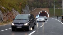 HAK javlja da je u tunelu Tuhobić vozilo u kvaru, promet se odvija u dvije prometne trake