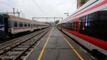 Vlak zapeo u snijegu na putu u Zagreb, strojovođa pokazao katastrofalno stanje lokomotive