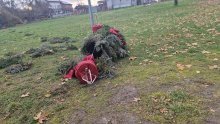 Ispred vukovarske crkve uništen adventski vijenac