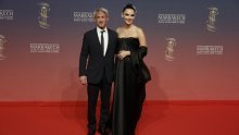 Više se ne skrivaju: Sean Penn javno ljubi svoju 30 godina mlađu djevojku