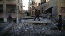 Ruski i sirijski avioni bombardirali Idlib, civili u strahu napuštaju Alep