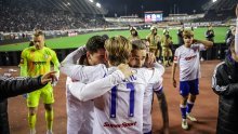 Pogledajte snimku slavlja: Rakitić pleše na stolu, skida majicu, ori se 'šuti moj dječače plavi'...
