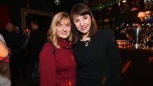 Okupljanje poznatih: Alka Vuica zablistala u efektnom kaputu, a Sanja Doležal u hit boji
