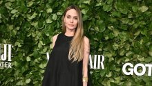 Nevjerojatno koliko crnih haljina ima Angelina Jolie, a u svakoj izgleda fantastično