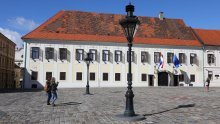 Ured za udruge Vlade ne financira udrugu koja je stavila kartonske kuglice na zagrebačku jelku
