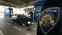 Mladić bježao probio rampu na granici pa naletio na policijsku blokadu i poginuo
