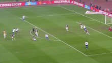 Rakitić i Livaja u nevjerici; pogledajte kako ih je sudac razljutio