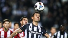 Dejan Lovren zaradio crveni karton, a trener PAOK-a poludio: Ovo je sramota!