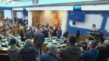 Opet kaos u crnogorskom parlamentu: Oporba okupirala govornicu, čule se i zviždaljke