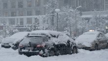Snijeg stvorio probleme u BiH, prometnice zametene, vlakovi ne voze
