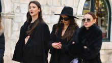 Badnjak na Stradunu: Dubrovčanke zablistale u najljepšim kaputima i visokim čizmama
