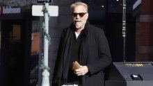 Kevin Costner u kaubojkama i ispranim trapericama izgleda desetljećima mlađe
