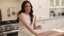 Meghan Markle pokazala skupocjenu odjeću i nakit u traileru za Netflixovu seriju