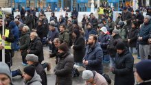 Sukobili se molitelji i prosvjednici, policija tvrdi drugačije. Objavljena i snimka