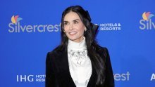 Demi Moore besprijekoran crni stajling s dva moćna modna dodatka