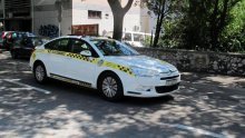 Nakon derbija palicama oštetili vozilo Taxi Cammea