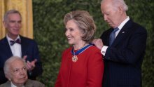 Biden odlikovao 19 ljudi, među njima Soros, Hillary Clinton, Bono Vox, Ralph Lauren...