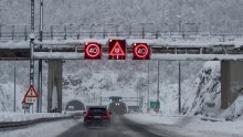 Zbog orkanskog vjetra neke ceste zatvorene su za sav promet, a nekima smiju samo auti