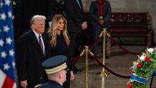 Donald Trump s Melanijom odao počast pred lijesom Jimmyja Cartera