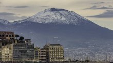 Pao snijeg na jugu Italije, zabijelio se i Vezuv